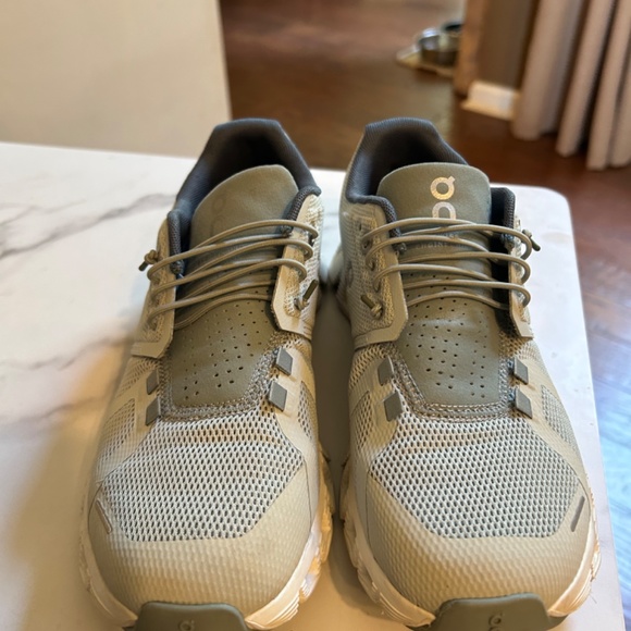 On clouds - Picture 3 of 5